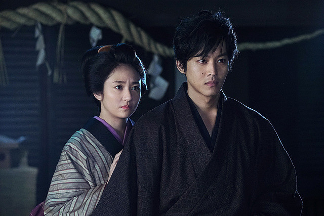 woman standing behind man