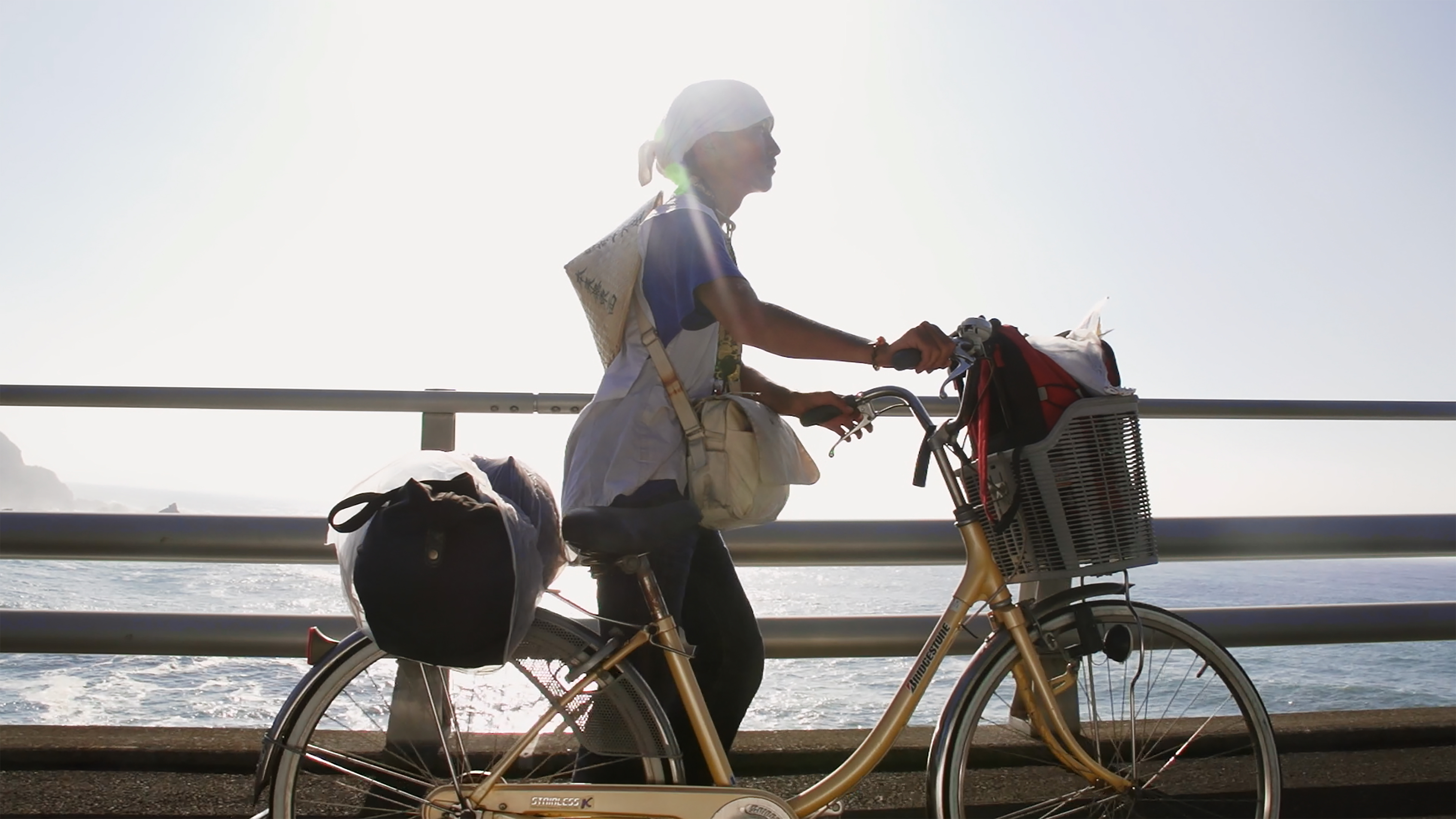 四国遍路中自転車を押して歩くTakaoka