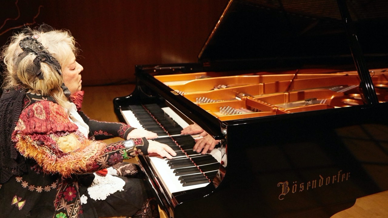 FUZJKO playing piano