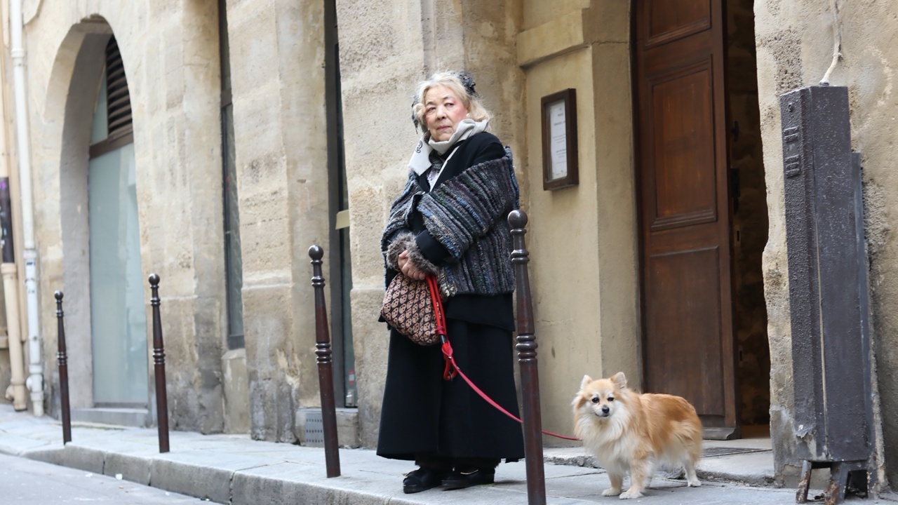 FUZJKO on the street with cat