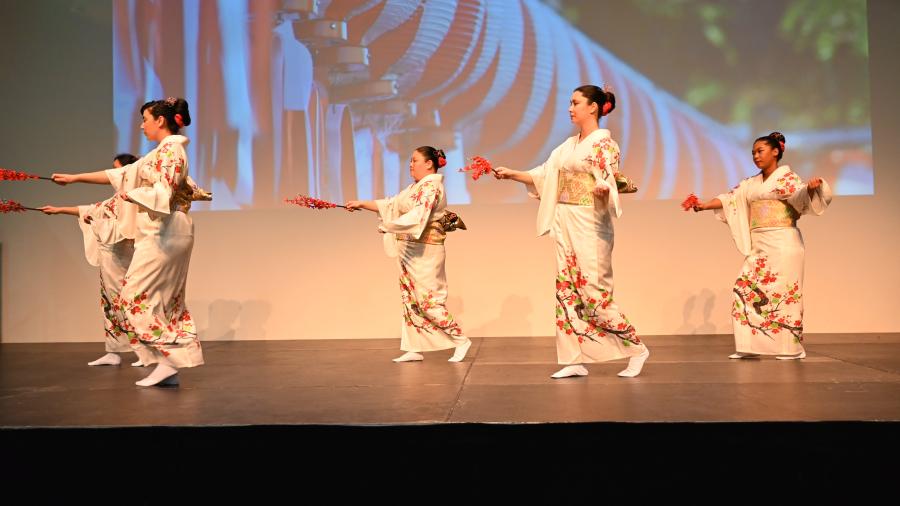 5 Oshogatsu Kai dancers on stage